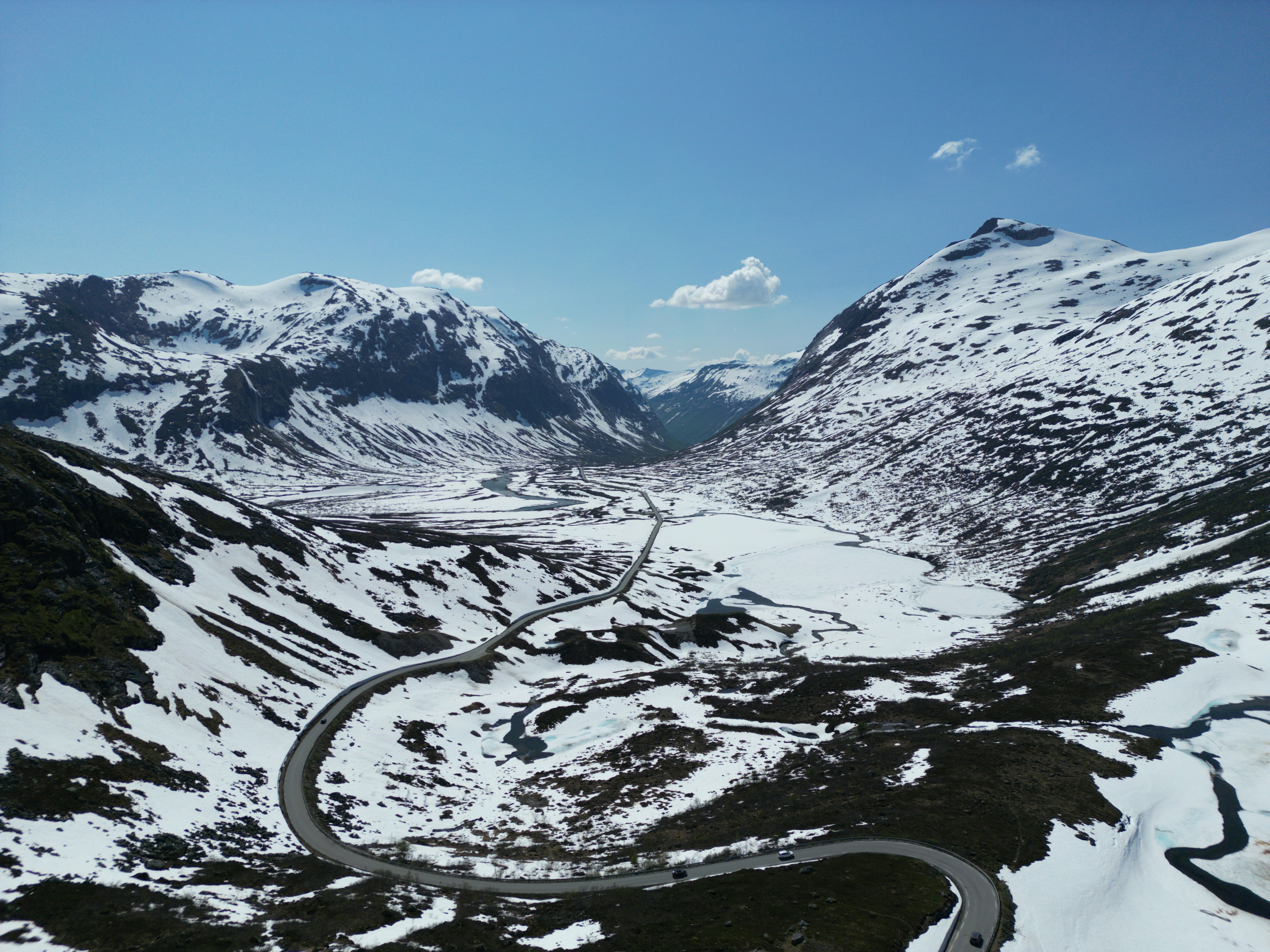découvrez la norvège lors d'un road trip inoubliable à travers ses paysages spectaculaires et ses fjords majestueux. réservez dès maintenant votre aventure norvégienne !