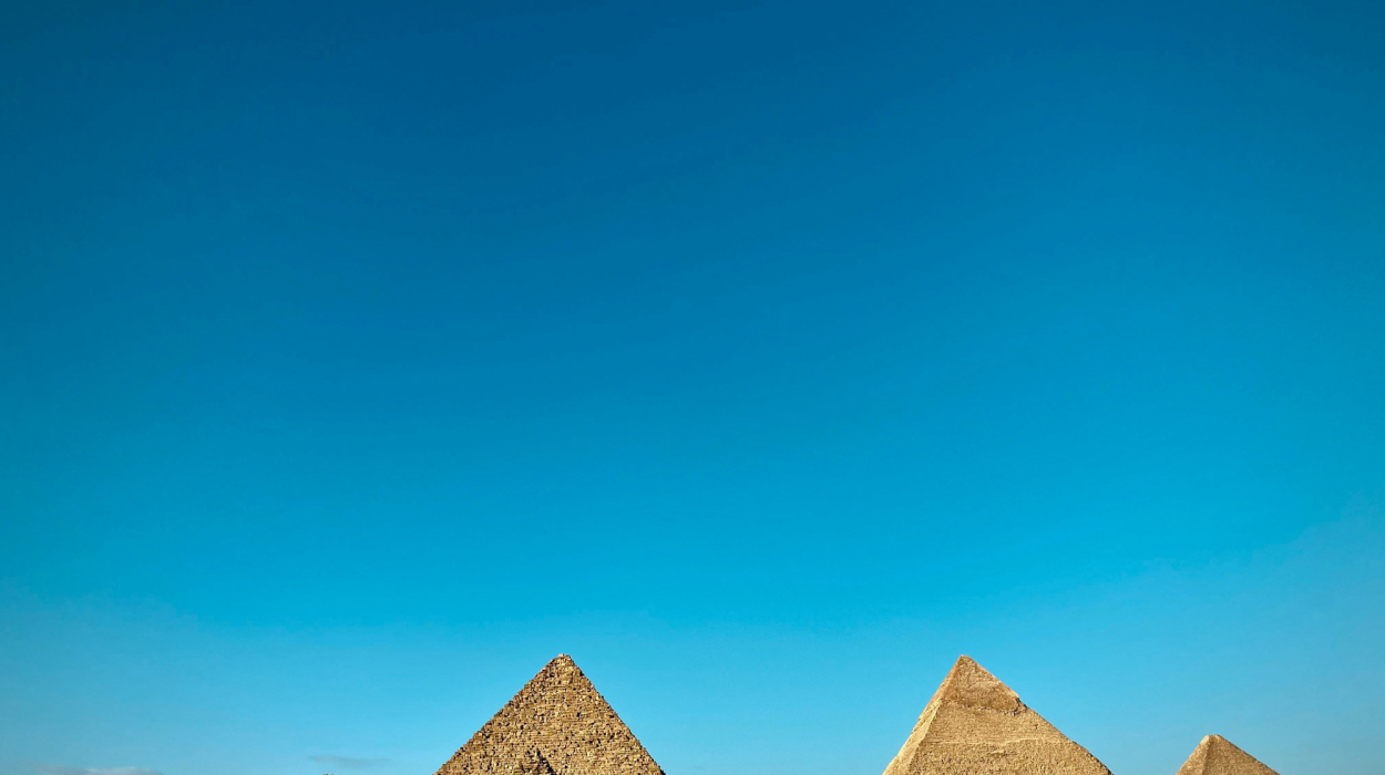 découvrez les mystères de gizeh, site emblématique de l'egypte antique et célèbre pour ses pyramides et sphinx.