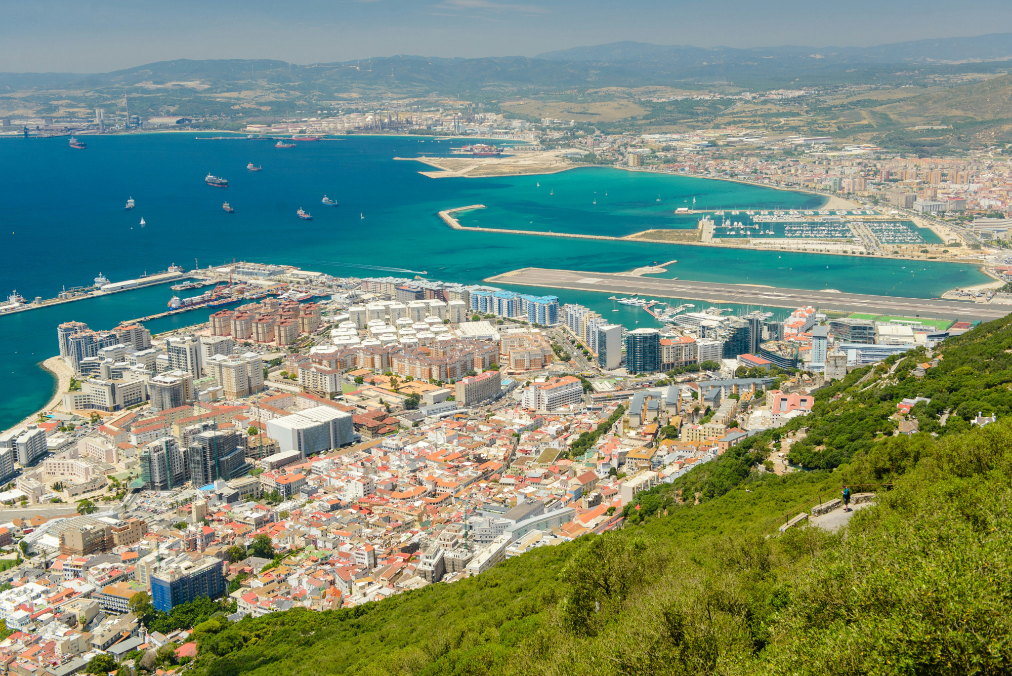découvrez gibraltar, un territoire britannique d'outre-mer au sud de l'espagne, avec son rocher emblématique et son mélange unique de cultures, entre influences britanniques et espagnoles.