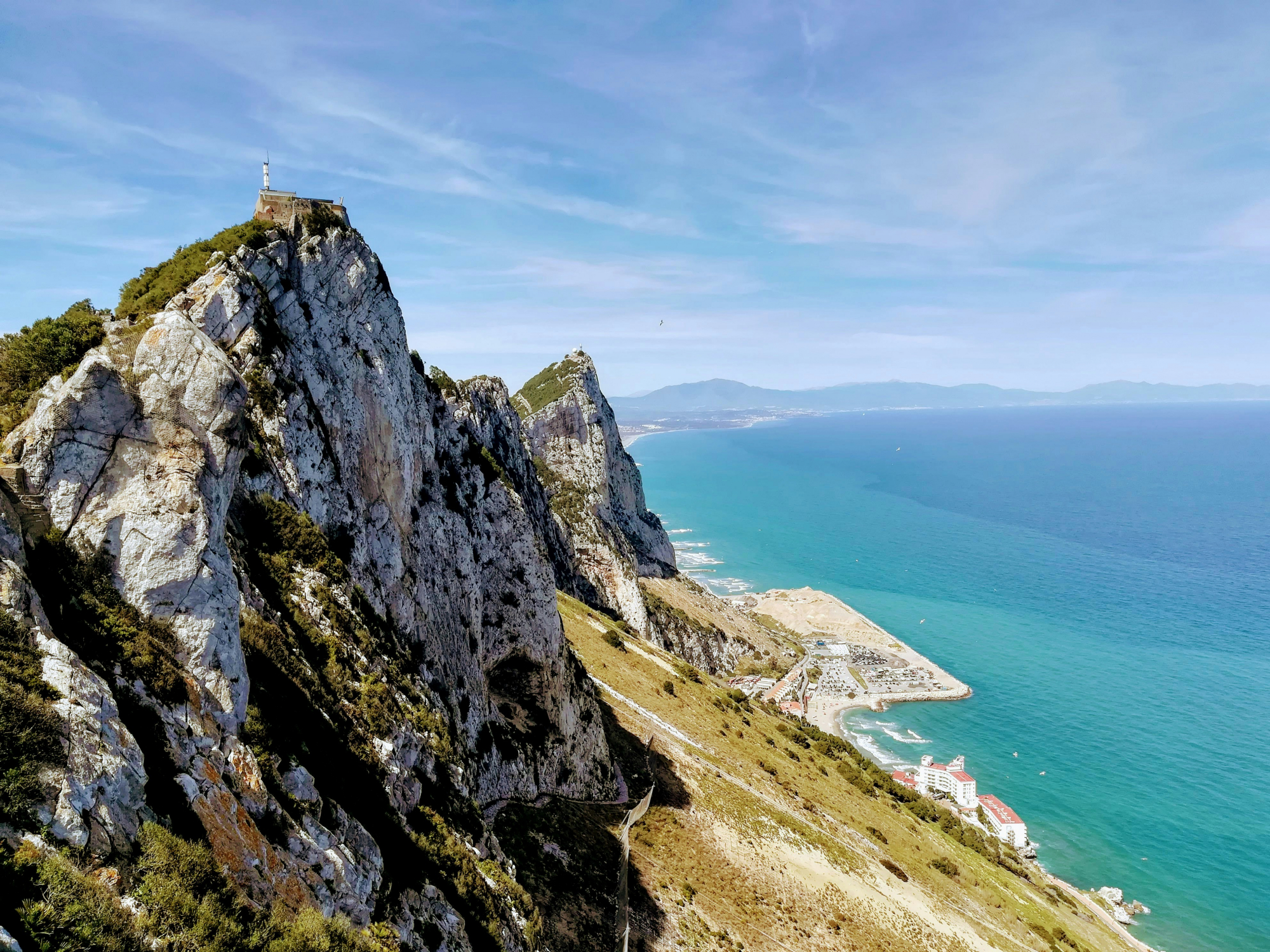 découvrez gibraltar, un territoire britannique d'outre-mer situé à l'extrémité sud de la péninsule ibérique, célèbre pour son rocher emblématique, sa faune variée et son histoire fascinante.