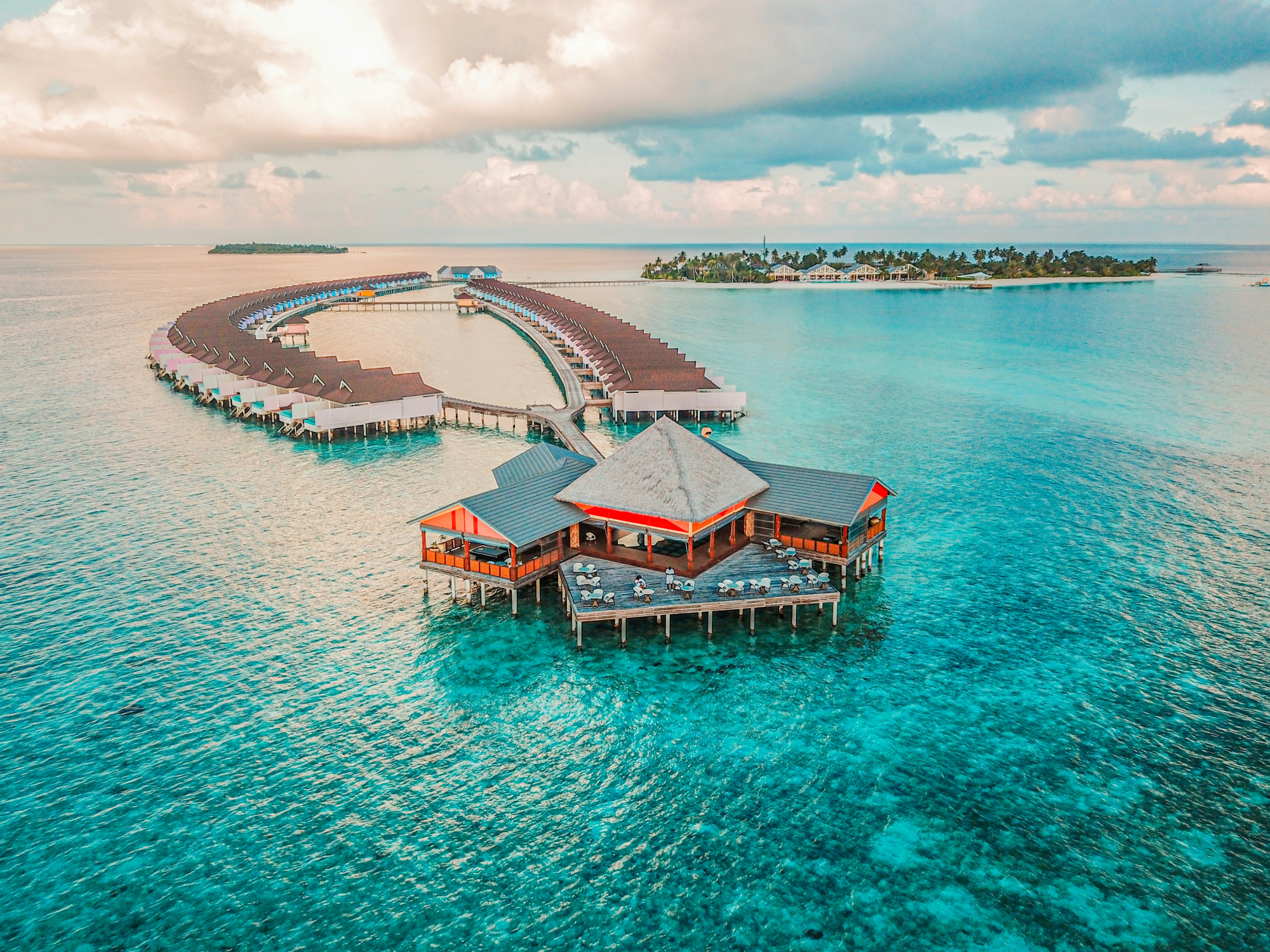 découvrez les merveilles des maldives, un archipel paradisiaque aux plages de sable blanc, aux eaux cristallines et à la biodiversité marine exceptionnelle.