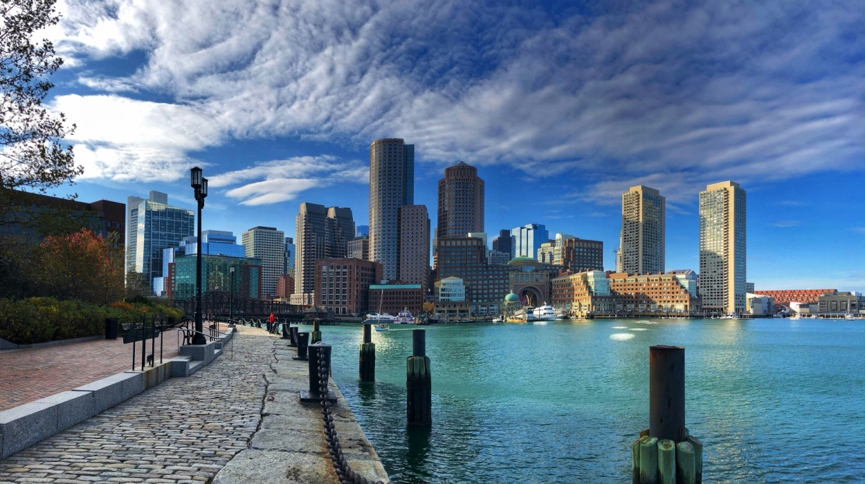 découvrez boston, ville dynamique et historique, berceau de la révolution américaine et terre d'innovation. explorez son charme unique entre modernité et tradition.